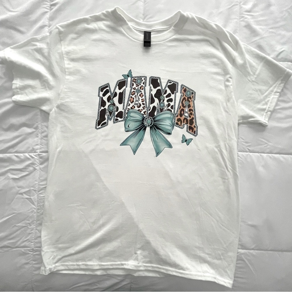 Western Graphic “Mama” Tee. Gildan NWOT. Size L